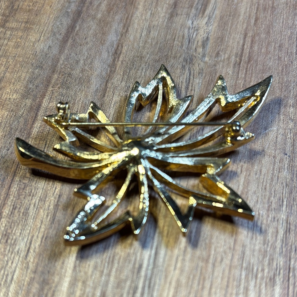 Napier gold tone maple leaf brooch - Picture 3 of 6